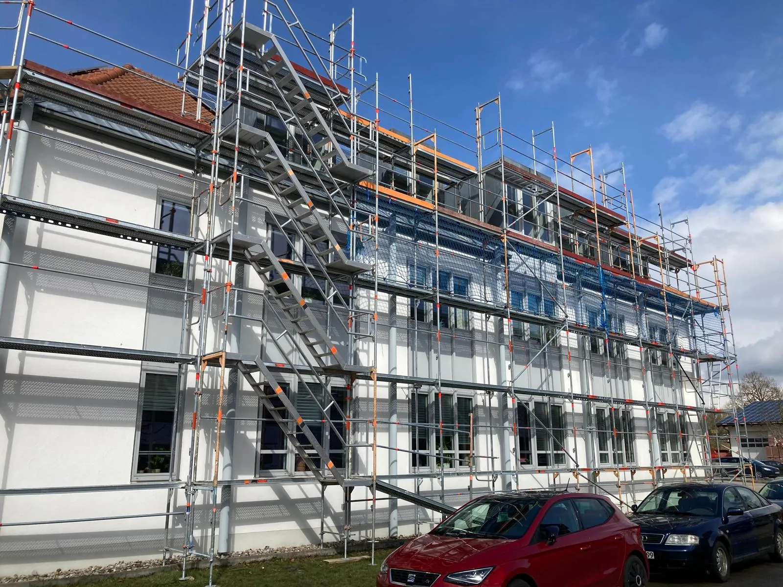 Aufbau eines Fassadengerüsts durch das Team von CL Gerüstbau