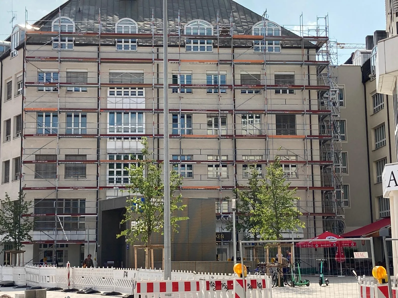 Großes Fassadengerüst an einem Megaprojekt