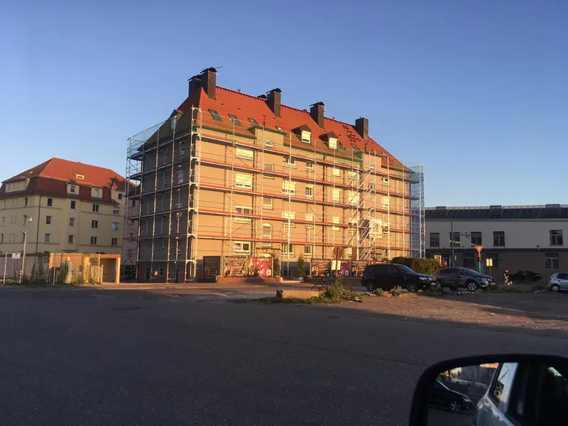 Gerüst an einem Einfamilienhaus