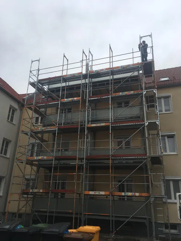 Gotisches Haus mit Fassadengerüst